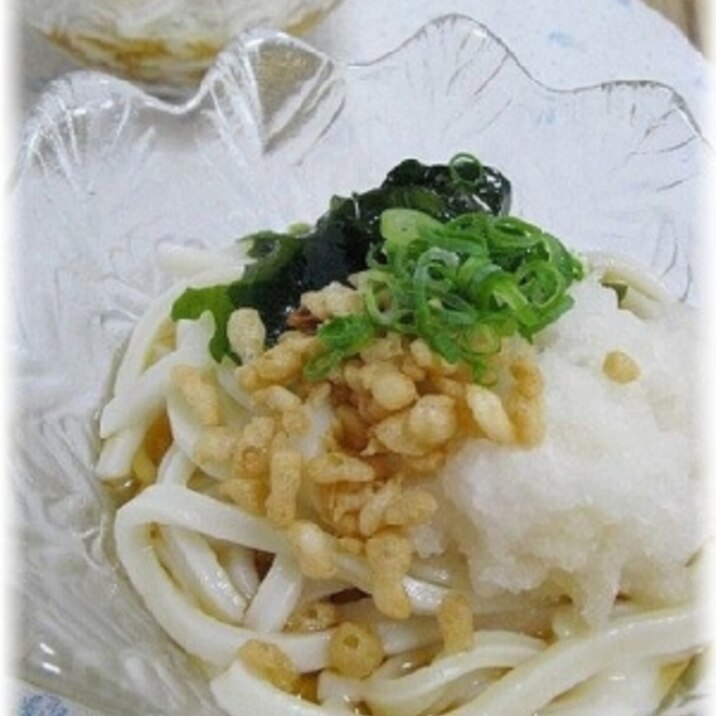 冷たく冷やして揚げ玉とわかめの”大根おろしうどん”